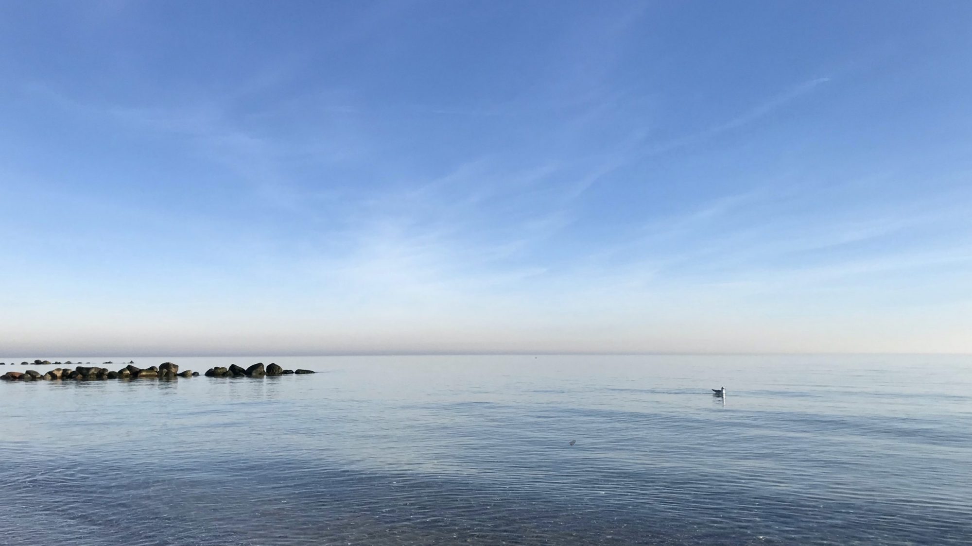 Blick auf ruhiges Meer